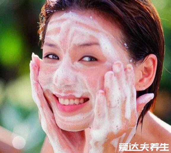 牛奶洗脸有什么好处,能淡斑美白还能修复受损肌肤治疗晒伤