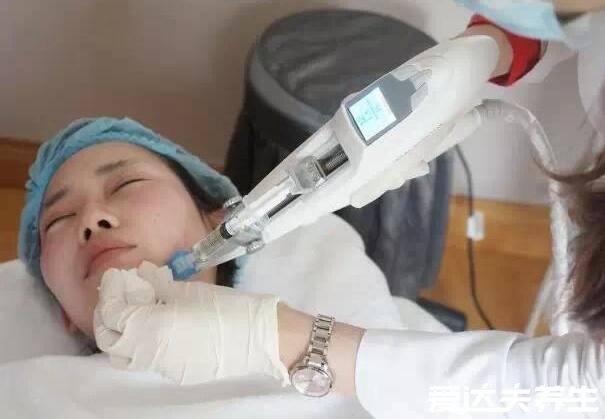 水光针多少钱一针,少则几十多则上万(普遍一到两千)