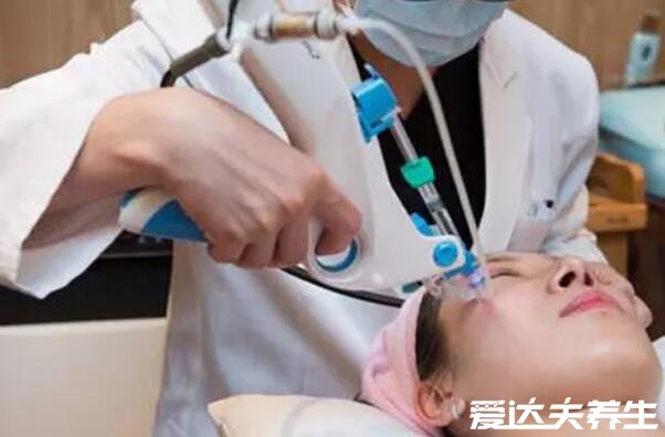 水光针多少钱一针,少则几十多则上万(普遍一到两千)