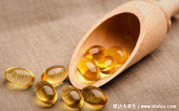 维生素e涂脸正确用法,一定要在睡前清洁肌肤后再用(避开眼周)