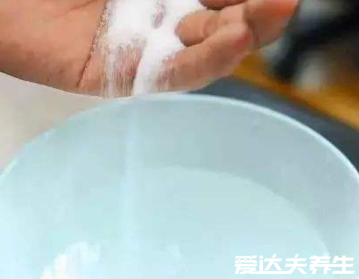 用盐水洗脸有什么好处,这四大好处别让自己知道的太晚