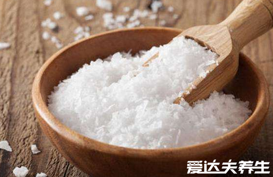 用盐水洗脸有什么好处,这四大好处别让自己知道的太晚