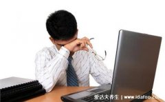 久坐的上班族如何减肥？雅塑奥利司他坐着