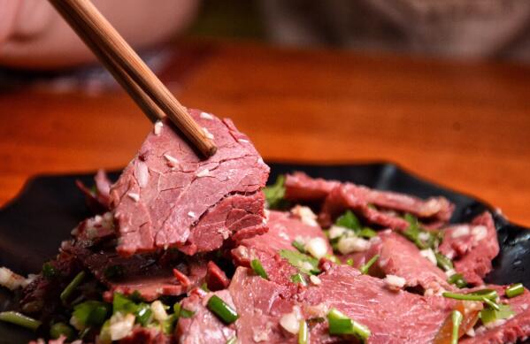 驴肉不能和什么一起吃,猪肉/菌菇/柿子/螃蟹/黄花菜(驴肉怎么做好吃)