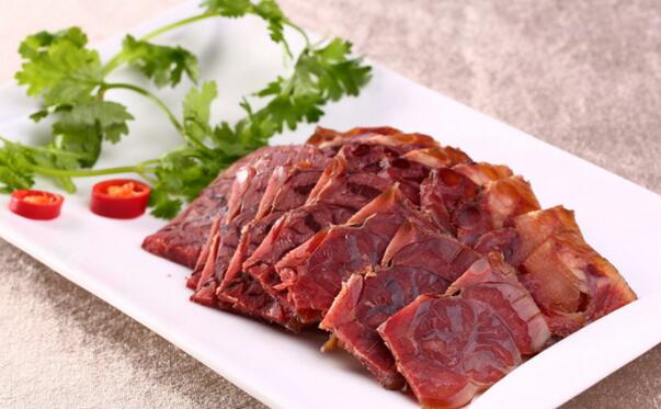 驴肉不能和什么一起吃,猪肉/菌菇/柿子/螃蟹/黄花菜(驴肉怎么做好吃)