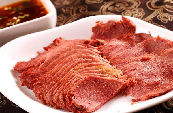 驴肉不能和什么一起吃,猪肉/菌菇/柿子/螃蟹/黄花菜(驴肉怎么做好吃)
