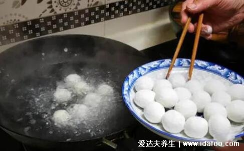 汤圆冷水煮还是热水煮,都不是/用温水煮(水开之后要加凉水)