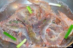 虾煮几分钟就熟了，水开下锅大虾5分钟/小虾