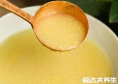 小米粥的热量为358.00kj/100g，跟大米相近但更