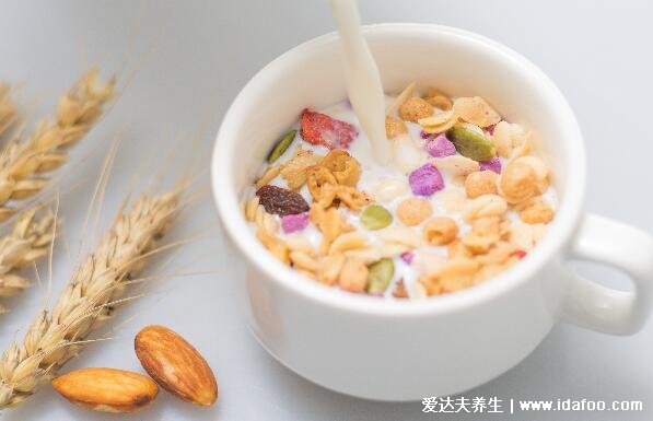 燕麦片的功效和作用,多吃燕麦竟有6大好处(排毒通便/美白祛斑)