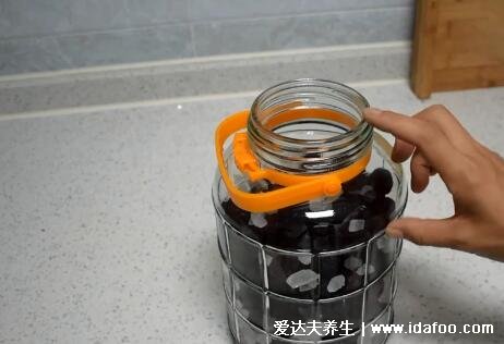 杨梅酒的制作方法步骤,泡/杀菌/铺/密封杨梅四个步骤(视频做法)