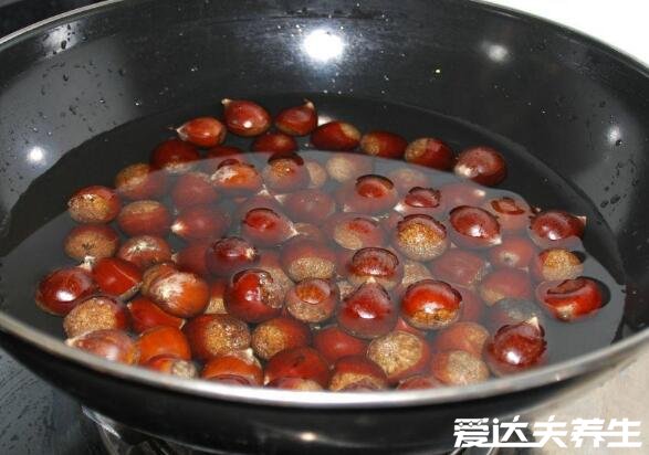 板栗怎么煮好吃好剥壳,划开口子热水下锅煮好吃又好剥