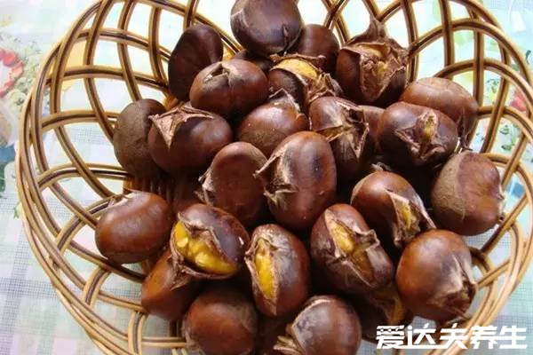 板栗怎么煮好吃好剥壳,划开口子热水下锅煮好吃又好剥