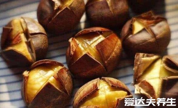 板栗怎么煮好吃好剥壳,划开口子热水下锅煮好吃又好剥