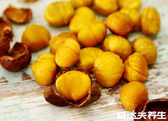 板栗怎么煮好吃好剥壳,划开口子热水下锅煮好吃又好剥
