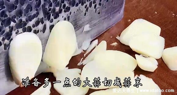 鲍鱼蒸多久才可以吃,蒜蓉蒸鲍鱼水开蒸只要4分钟(附视频)