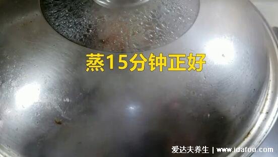 大闸蟹蒸多久,蒸15到20分钟的时间就可以(可加白酒去腥)
