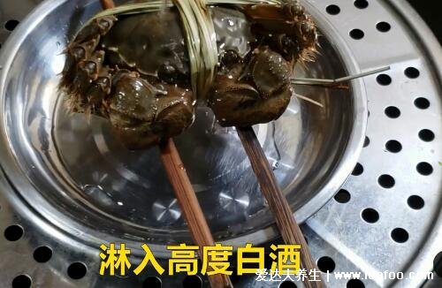 大闸蟹蒸多久,蒸15到20分钟的时间就可以(可加白酒去腥)