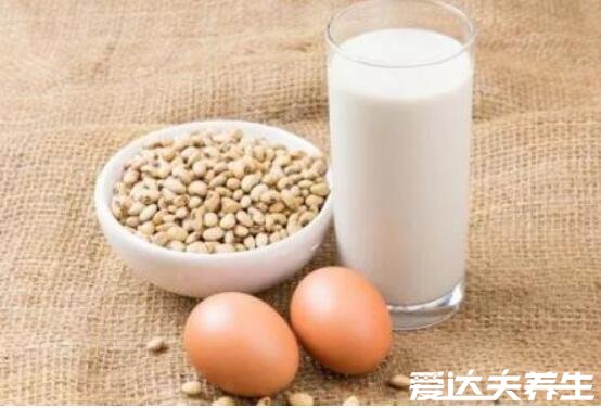 豆浆和鸡蛋能一起吃吗,可以但须注意一定要煮熟后在同食
