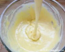 蛋清打不发怎么补救，试试加入泡打粉或者