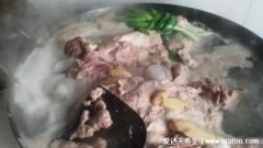 炖羊肉汤三放三不放，放冷水浸泡后焯水(八