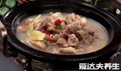 炖羊肉最忌讳两种佐料，花椒和八角会加重