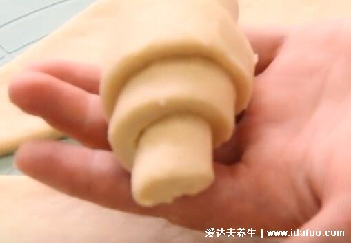 高筋面粉适合做什么,可做美味牛角包有视频做法(爱吃面包不要错过)