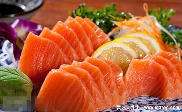 虹鳟鱼和三文鱼的区别，虹鳟鱼更有嚼劲且颜色较暗(4大区别)