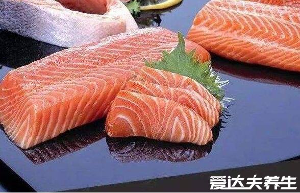 虹鳟鱼和三文鱼的区别，虹鳟鱼有明显彩色肉质偏红且松散(图片)