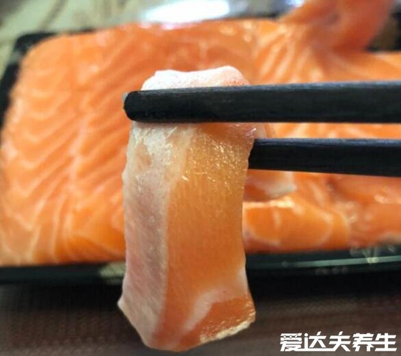 虹鳟鱼和三文鱼的区别，虹鳟鱼有明显彩色肉质偏红且松散(图片)