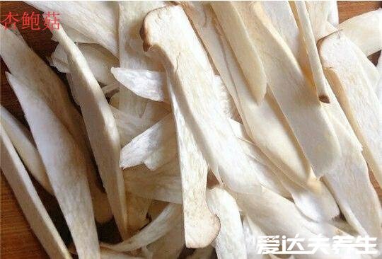 鸡腿菇和杏鲍菇的区别，不论外形还是口感皆不相同(鸡腿菇图片)
