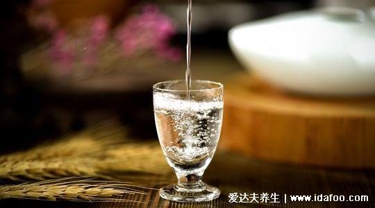 酒后难受9个缓解的办法,可以喝西红柿汁或者西瓜汁