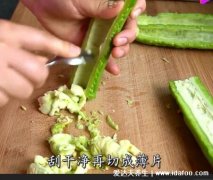 苦瓜怎么做好吃不苦还有营养,去瓤焯水不