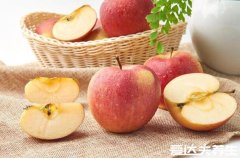 拉肚子吃什么食物好，煮熟的苹果治疗轻度