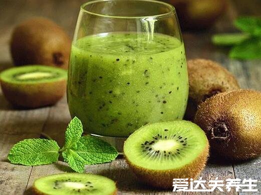 猕猴桃怎么去皮,只要一把刀一个勺一分钟便可以搞定