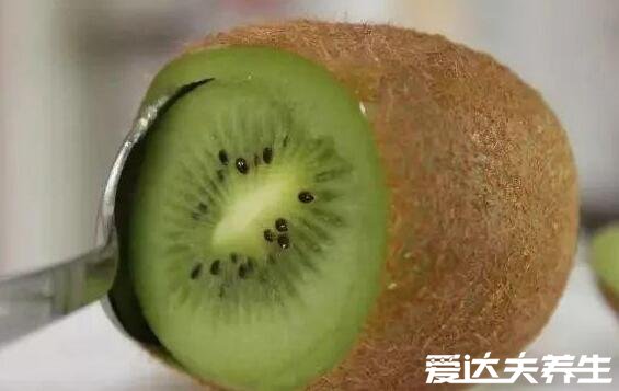 猕猴桃怎么去皮,只要一把刀一个勺一分钟便可以搞定