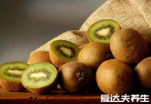 猕猴桃怎么去皮,只要一把刀一个勺一分钟便可以搞定