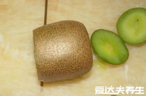 猕猴桃怎么去皮,只要一把刀一个勺一分钟便可以搞定