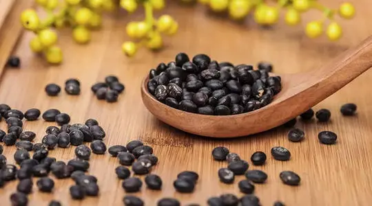 民间偏方白发变黑发，黑豆和大豆就可以（