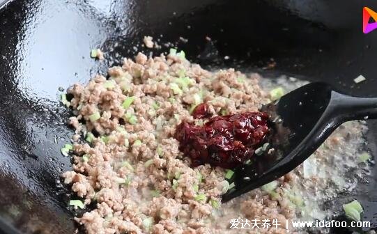 米线怎么做好吃,试试麻辣米线有肉酱及底料调配方法(视频及详细步骤)