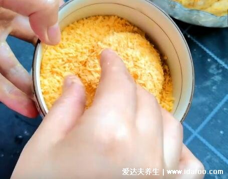 南瓜饼怎么做好吃又简单，油温三成热下锅附视频(4个步骤做出南瓜饼)