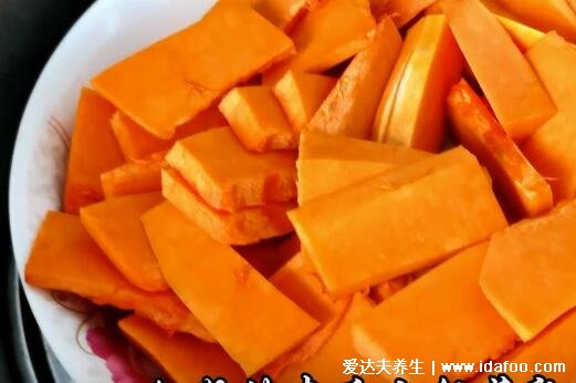 南瓜饼怎么做好吃又简单，油温三成热下锅附视频(4个步骤做出南瓜饼)