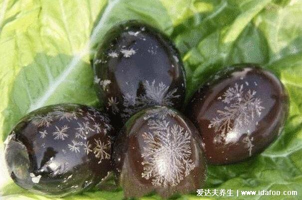 皮蛋不能和什么一起吃,五种食物要远离(附皮蛋的禁忌与功效)