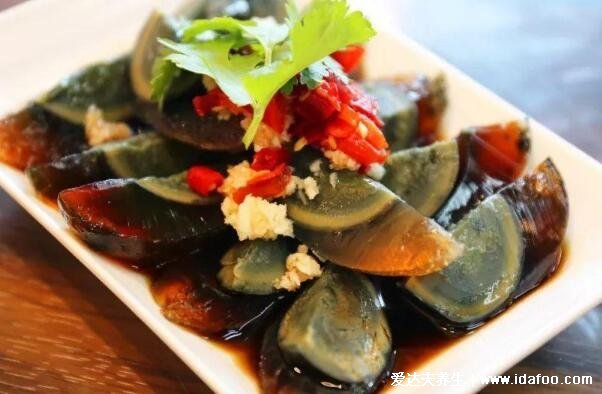 皮蛋松花蛋不能和什么一起吃,五种食物要远离(附禁忌和功效)