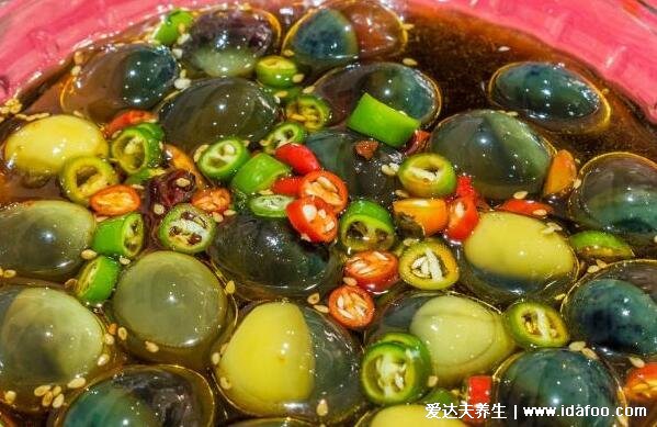 皮蛋松花蛋不能和什么一起吃,五种食物要远离(附禁忌和功效)