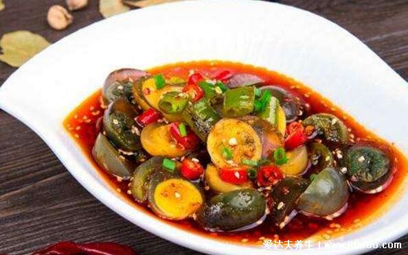 皮蛋松花蛋不能和什么一起吃,五种食物要远离(附禁忌和功效)