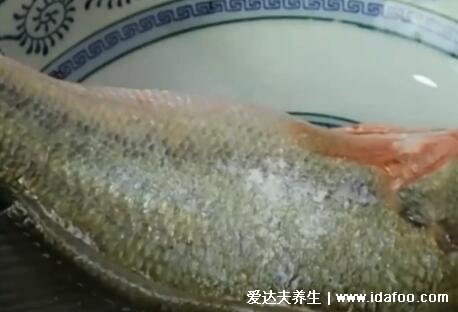 清蒸鲈鱼蒸鱼要多久,水开后可蒸12分钟(附做法视频)