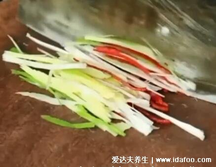 清蒸鲈鱼蒸鱼要多久,水开后可蒸12分钟(附做法视频)