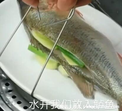 清蒸鲈鱼蒸鱼要多久,水开后可蒸12分钟(附做法视频)