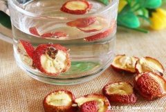 山楂干泡水喝有什么功效和作用，降血脂非